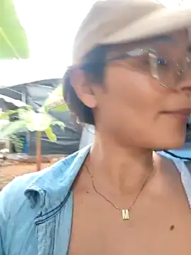 Snapshot of Lily-o chatting on October 5, 2025, 8:29 pm Lily-o online show from October 5, 2025, 8:29 pm
