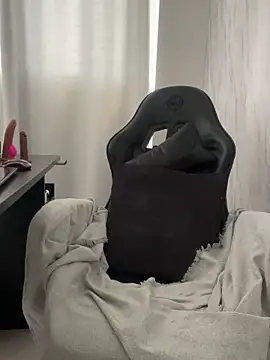 yumi-hot online show from April 8, 2026, 2:28 pm