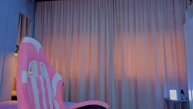 Reina Cummings online show from November 12, 2025, 6:58 am