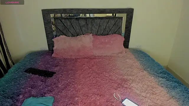 Laurasofia01 online show from April 14, 2026, 3:12 am