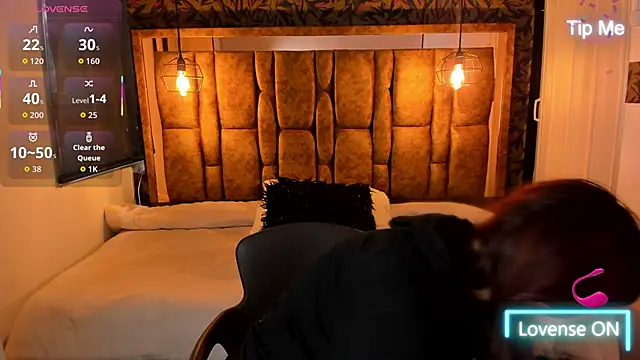 Isa Thompson   online show from October 25, 2025, 12:02 pm