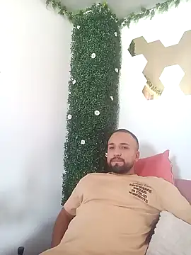 Snapshot of Miguel_SaraPink chatting on March 2, 2026, 9:32 pm Miguel SaraPink online show from March 2, 2026, 9:32 pm