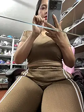 GiaDuque online show from January 13, 2026, 11:48 am