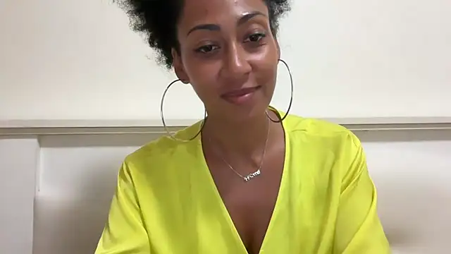 Vaylisse online show from October 6, 2025, 3:31 pm