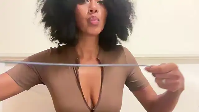 Vaylisse online show from November 2, 2025, 6:10 pm