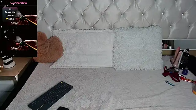 Cherrylionn online show from April 10, 2026, 5:23 am