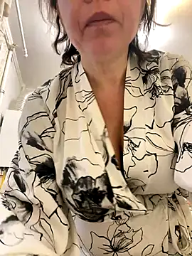 Kiravix online show from November 13, 2025, 5:17 am