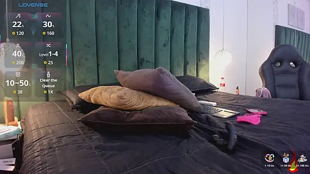 PaulinaGame online show from December 2, 2025, 8:04 pm