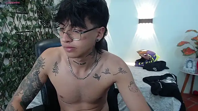 Snapshot of derekfly chatting on September 12, 2025, 8:31 pm derekfly online show from September 12, 2025, 8:31 pm