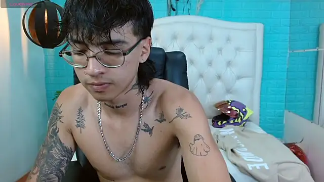 Snapshot of derekfly chatting on September 16, 2025, 3:18 am derekfly online show from September 16, 2025, 3:18 am