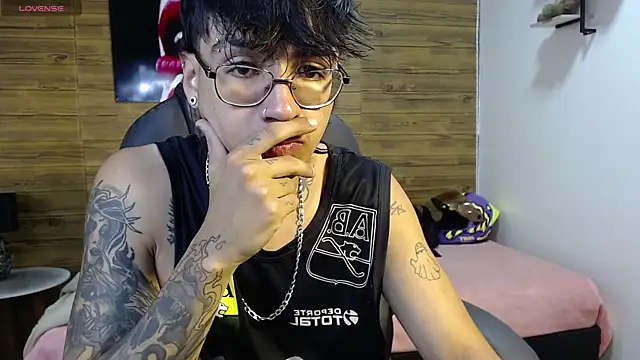 Snapshot of derekfly chatting on September 17, 2025, 4:14 am derekfly online show from September 17, 2025, 4:14 am