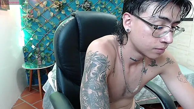 Snapshot of derekfly chatting on September 24, 2025, 3:21 am derekfly online show from September 24, 2025, 3:21 am