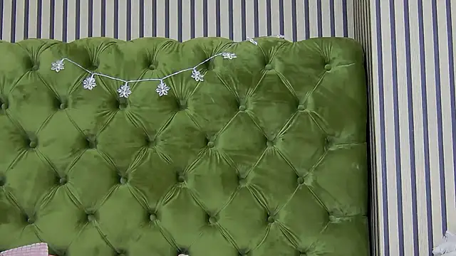 LunaHart online show from December 17, 2025, 4:24 pm