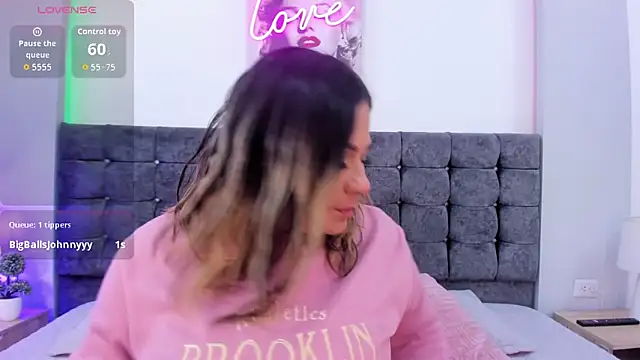 isabella horney  online show from October 5, 2025, 7:56 pm