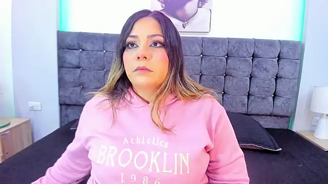 Snapshot of isabella_horney_ chatting on December 16, 2025, 8:14 pm isabella horney online show from December 16, 2025, 8:14 pm