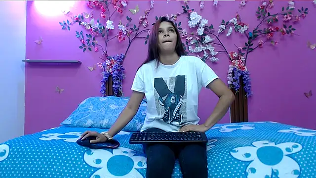 skinnybarbie022 online show from March 8, 2026, 1:14 am