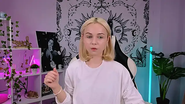 Snapshot of Charlotte_Colinss chatting on September 23, 2025, 2:58 am Charlotte Colinss online show from September 23, 2025, 2:58 am