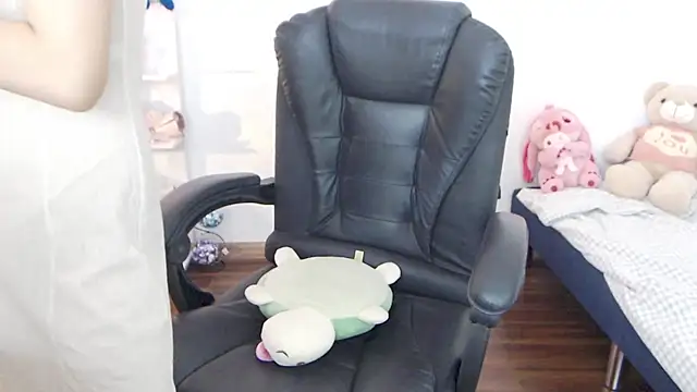 Suzie Wet Cave online show from October 1, 2025, 12:33 pm