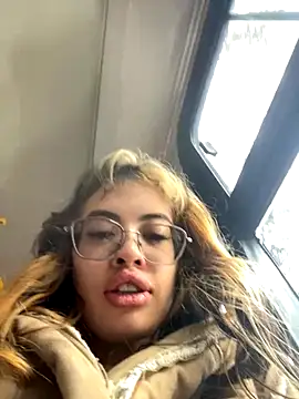 Isabela Colins online show from November 7, 2025, 5:02 pm