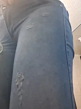 vaneza1999 online show from September 28, 2025, 9:42 pm