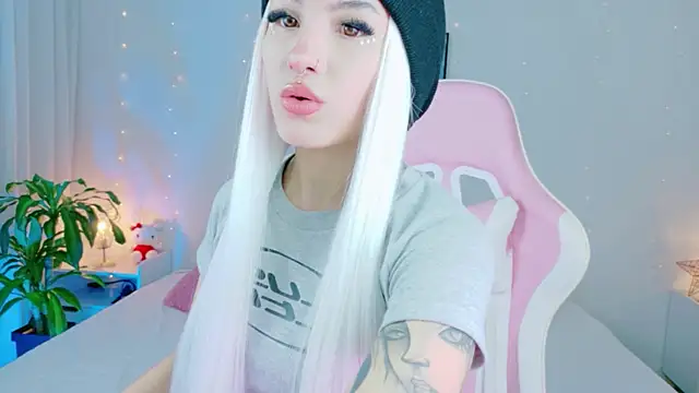 cuteezoe online show from March 14, 2026, 3:45 am