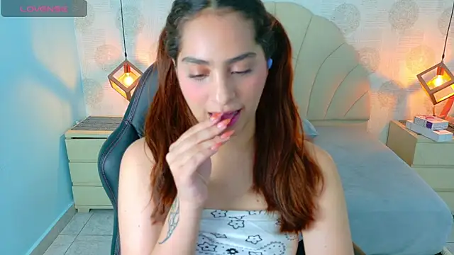 AIXATRISTA1 online show from November 26, 2025, 7:37 pm