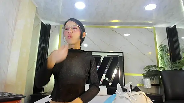 Sophie Calloway online show from December 16, 2025, 3:06 pm