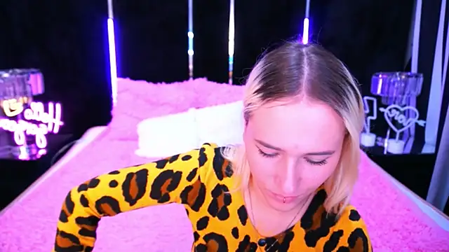 LilElfie online show from October 8, 2025, 7:06 am