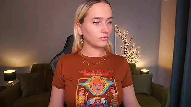 LilElfie online show from October 24, 2025, 2:57 pm