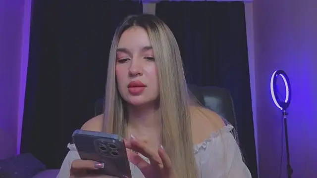 RoxyChill online show from October 28, 2025, 9:28 pm