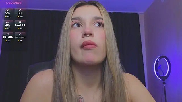 RoxyChill online show from October 31, 2025, 8:32 pm