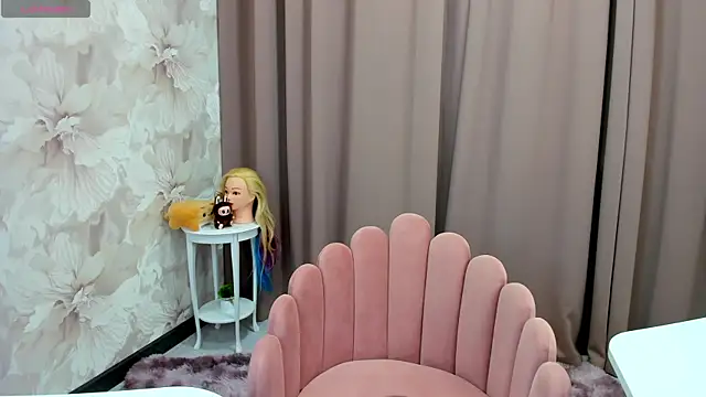 cute luucy online show from October 15, 2025, 2:55 am