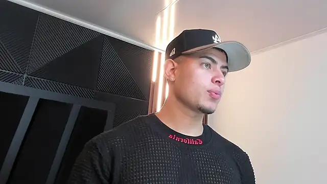 marco garciia  online show from October 2, 2025, 11:12 pm