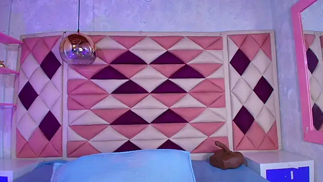 valecastro  online show from September 12, 2025, 7:25 pm