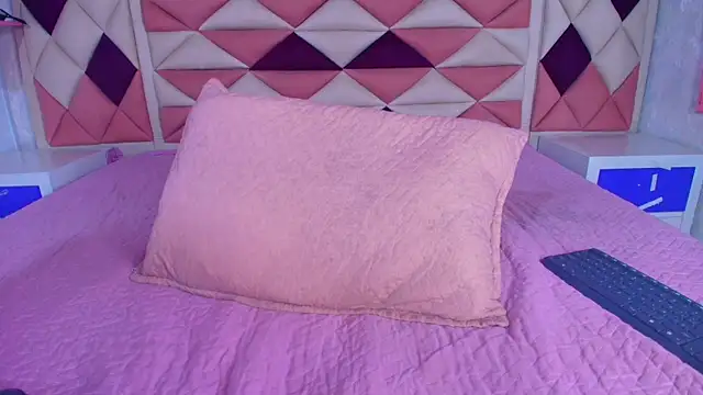 valecastro  online show from September 13, 2025, 7:24 pm