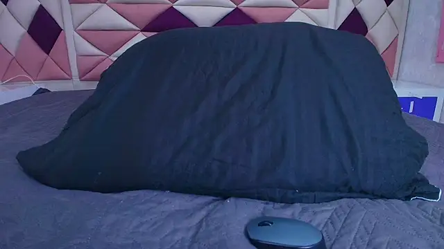 valecastro  online show from September 14, 2025, 7:13 pm