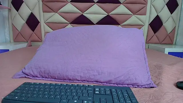 valecastro  online show from October 6, 2025, 7:22 pm