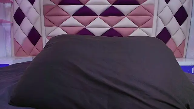 valecastro  online show from October 8, 2025, 7:11 pm