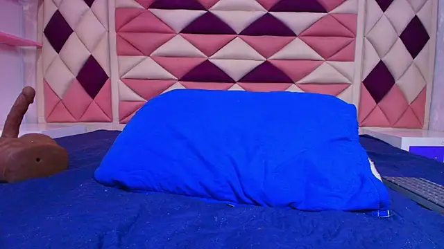 valecastro  online show from November 7, 2025, 7:14 pm