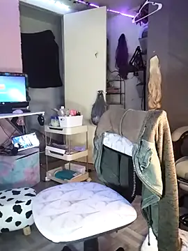 Purple2StayThnxx online show from November 11, 2025, 12:10 am