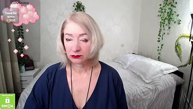 hunters woman online show from October 14, 2025, 1:23 pm