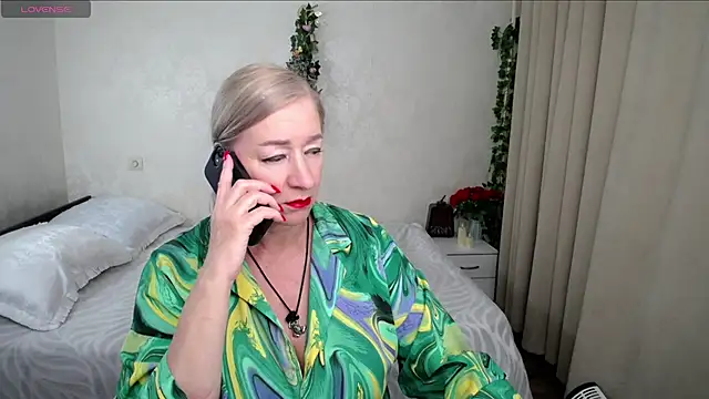 hunters woman online show from July 12, 2026, 4:09 pm