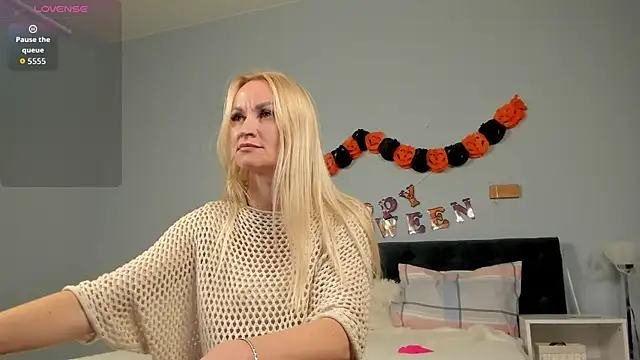 KiraSun online show from October 30, 2025, 12:06 pm