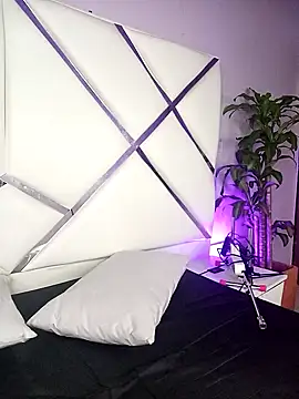 Dulce Pettit online show from October 18, 2025, 11:55 am