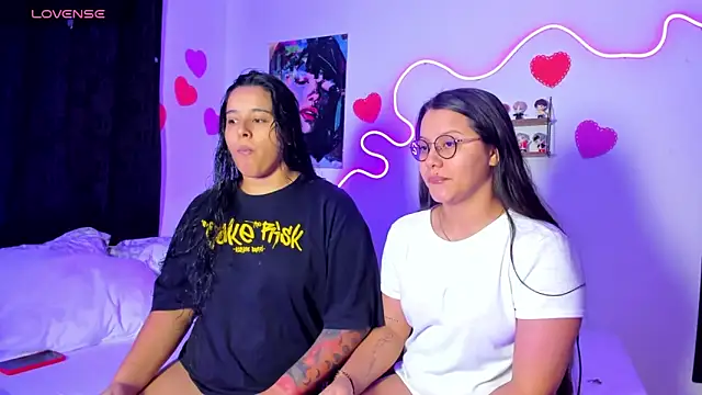 Dilan and Mia online show from April 14, 2026, 11:33 pm