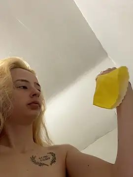 SeccySerena online show from April 19, 2026, 2:38 pm