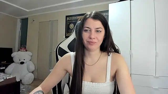 EmiLovsi online show from October 13, 2025, 7:36 pm