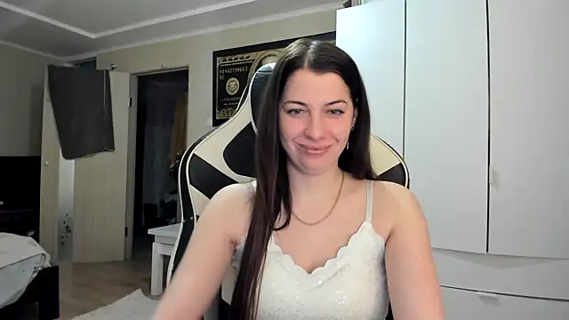 Snapshot of EmiLovsi chatting on February 4, 2026, 5:41 pm EmiLovsi online show from February 4, 2026, 5:41 pm