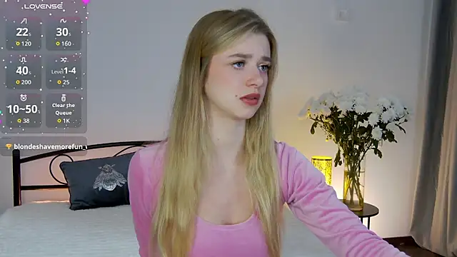 KelsiWest online show from October 23, 2025, 1:32 pm