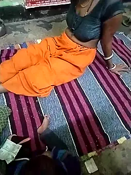 Snapshot of RAYI_Queen_4 chatting on October 30, 2025, 3:46 pm RAYI Queen 4 online show from October 30, 2025, 3:46 pm